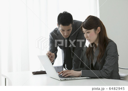 仕事をする2人 6482945