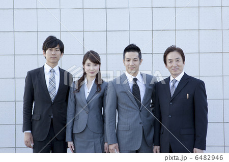 姿勢を正す4人 姿勢を正す4人 6482946