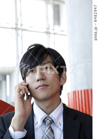 スマートフォンを使用する30代男性 スマートフォンを使用する30代男性 6482947