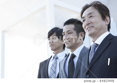 姿勢を正す3人 姿勢を正す3人 6482948