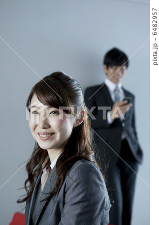 仕事をする30代男性と20代女性 仕事をする30代男性と20代女性 6482957
