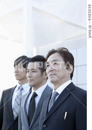 姿勢を正す3人 姿勢を正す3人 6483038