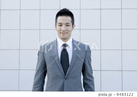 スーツ姿の30代男性 6483122
