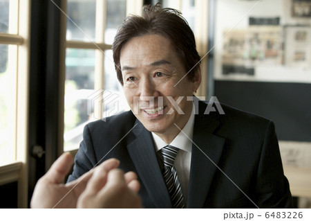 談笑する50代男性 6483226