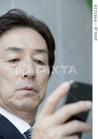 スマートフォンを使用する50代男性 スマートフォンを使用する50代男性 6483228