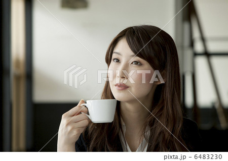 コーヒーを飲む20代女性 6483230