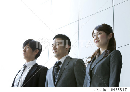 姿勢を正す3人 6483317