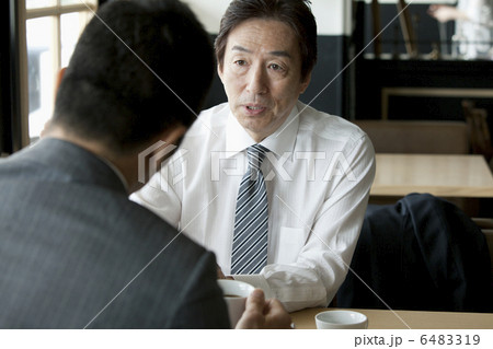 説明する50代男性 6483319