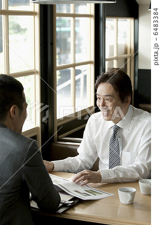 説明する50代男性 6483384