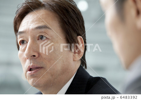 仕事をする50代男性 6483392