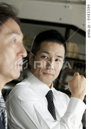 見つめる30代男性 6483394