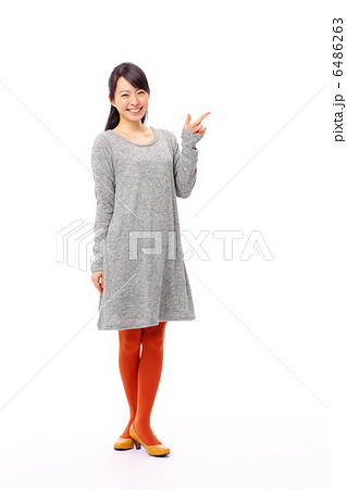 指差す女の子 6486263