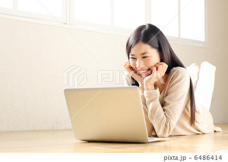 ノートパソコンを使う女性（フローリング・寝る） 6486414