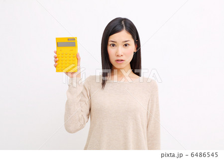 電卓を持つ女性 電卓を持つ女性 6486545