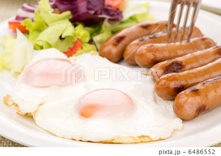ソーセージと目玉焼き 6486552