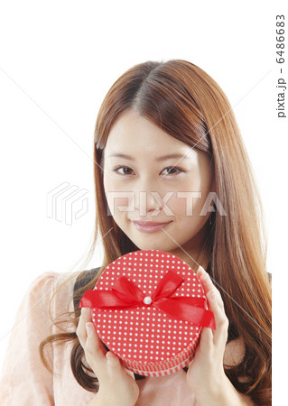 丸いギフトボックスと若い女性 6486683