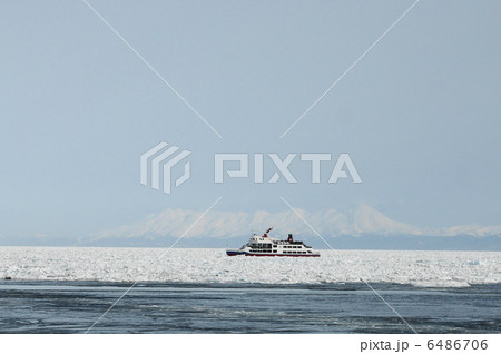 流氷帯を走る砕氷船「おーろら」 (網走市) 流氷帯を走る砕氷船「おーろら」 (網走市) 6486706