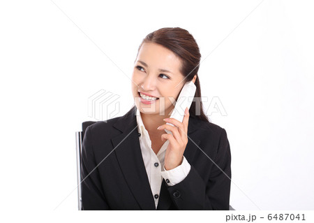 電話をするビジネスウーマン 電話をするビジネスウーマン 6487041