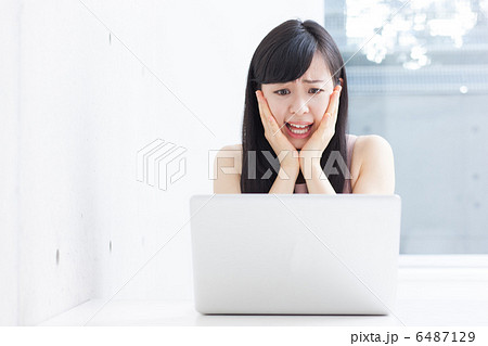 困る女性 6487129
