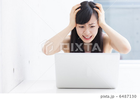 頭を抱える女性 6487130