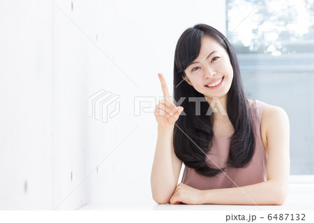 指差す女性 6487132