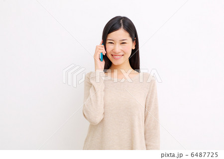 iPhoneで話す女性 6487725
