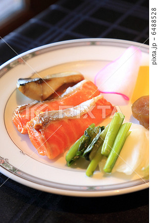 おいしい鮭と漬け物の朝食 6488528