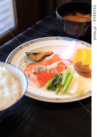 おいしい鮭と漬け物の朝食 おいしい鮭と漬け物の朝食 6488562