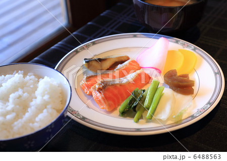 おいしい鮭と漬け物の朝食 6488563