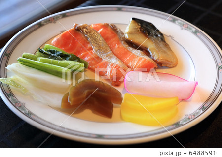 おいしい鮭と漬け物の朝食 6488591