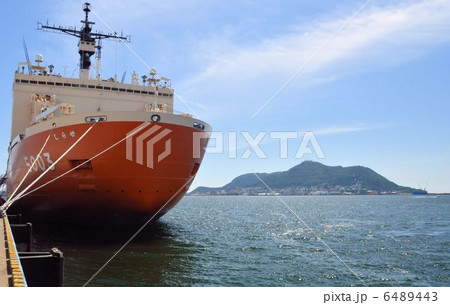 函館港に寄港した砕氷艦しらせと函館山 6489443