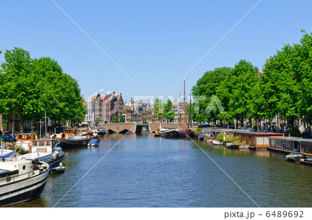オランダ　アムステルダムの町並み 6489692