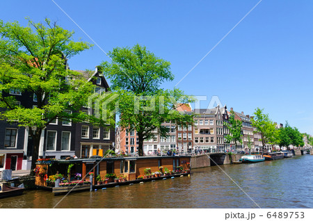 オランダ　アムステルダムの町並み 6489753