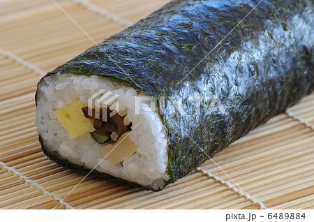オーソドックスな巻き寿司 6489884