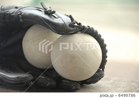 グローブとソフトボール 6490786