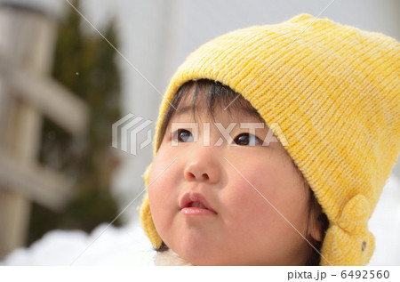 雪遊びをする女の子 6492560