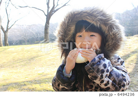 肉まんを食べる女の子の写真素材