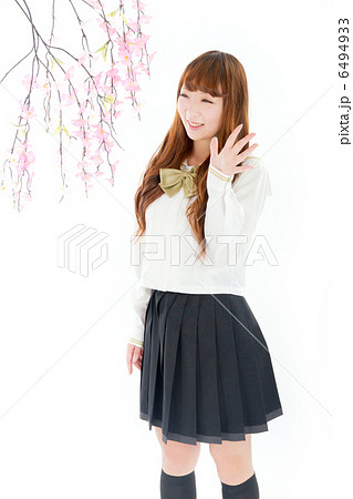 桜の木と友達に笑顔で手を振る可愛い女子高生 桜の木と友達に笑顔で手を振る可愛い女子高生 6494933