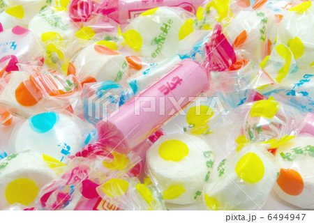 ひねり包装のラムネ菓子（横） 6494947
