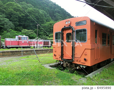 キハ30とディーゼル機関車 6495890