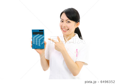 電卓を見せるナース 6496352
