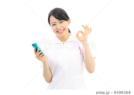 スマートフォンを見るナース スマートフォンを見るナース 6496368