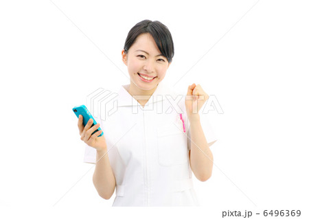 スマートフォンを見るナース 6496369