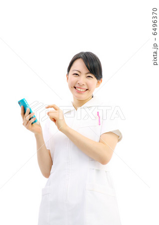 スマートフォンを見るナース スマートフォンを見るナース 6496370