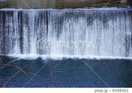 高知県高岡郡梼原町の梼原川小水力発電の滝 6496461