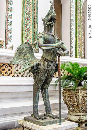 江戸時代？タイ国？青銅製ドラゴンと鳥の彫刻 ワット・プラケーオの半人半鳥像(タイ、バンコク)の写真素材 [6496509