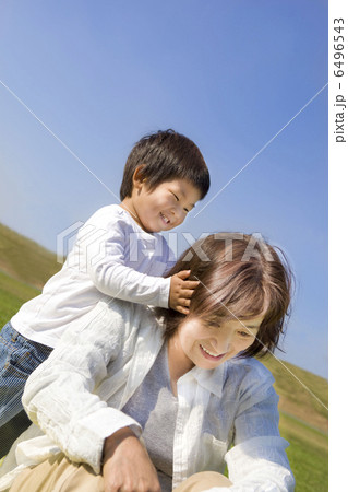 仲良く遊ぶ孫と祖母 6496543