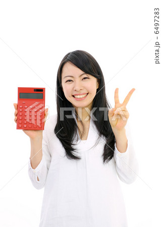電卓を見せる女の子(ピース) 電卓を見せる女の子(ピース) 6497283