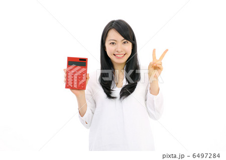 電卓を見せる女の子(ピース) 電卓を見せる女の子(ピース) 6497284
