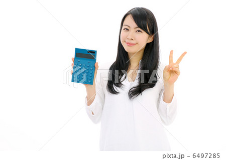電卓を見せる女の子(ピース) 電卓を見せる女の子(ピース) 6497285
